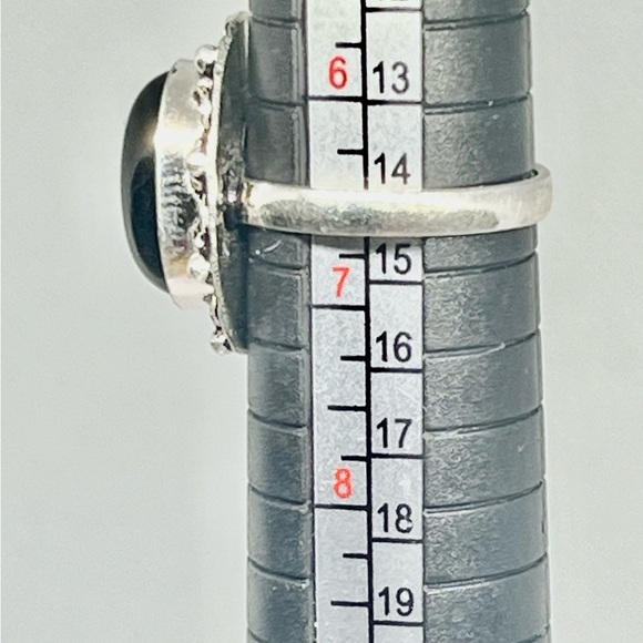 Sterling Silver 925 ring with a Obsedian cabochon gemstone in the middle. - Picture 5 of 10